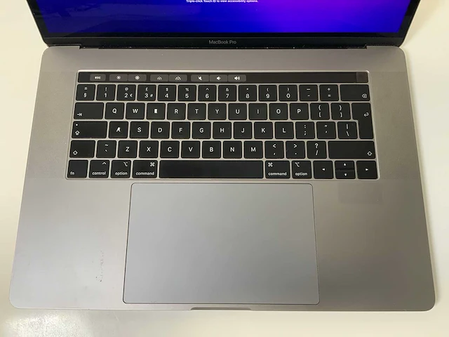 Apple macbook pro 15.4”, hexacore i7, 16 gb ram, 512 gb ssd, amd radeon pro 560x 4 gb laptop - afbeelding 5 van  8