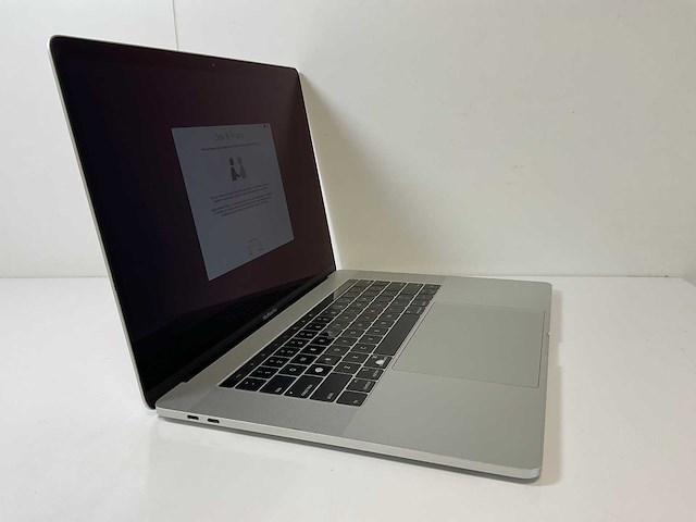Apple macbook pro 15.4”, hexacore i7, 16 gb ram, 512 gb ssd, amd radeon pro 560x 4 gb laptop - afbeelding 2 van  7