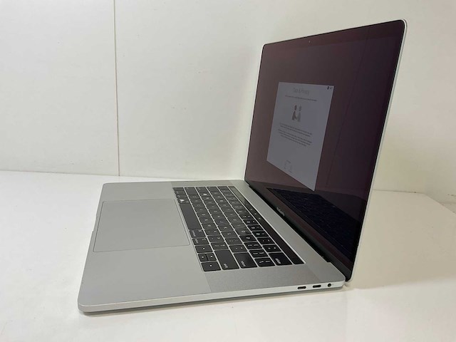 Apple macbook pro 15.4”, hexacore i7, 16 gb ram, 512 gb ssd, amd radeon pro 560x 4 gb laptop - afbeelding 3 van  7