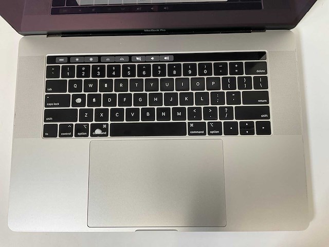 Apple macbook pro 15.4”, hexacore i7, 16 gb ram, 512 gb ssd, amd radeon pro 560x 4 gb laptop - afbeelding 4 van  7