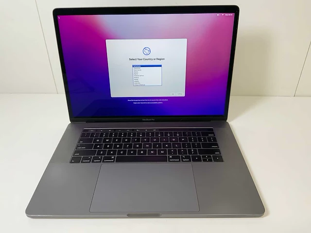 Apple macbook pro 15,4", hexacore i9, 16 gb ram, 1 tb ssd, amd radeon pro 560 x 4 gb laptop - afbeelding 1 van  8