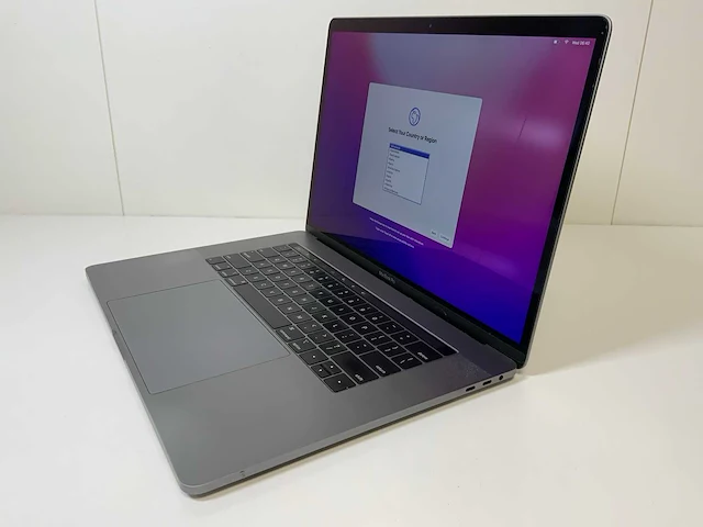 Apple macbook pro 15,4", hexacore i9, 16 gb ram, 1 tb ssd, amd radeon pro 560 x 4 gb laptop - afbeelding 2 van  8