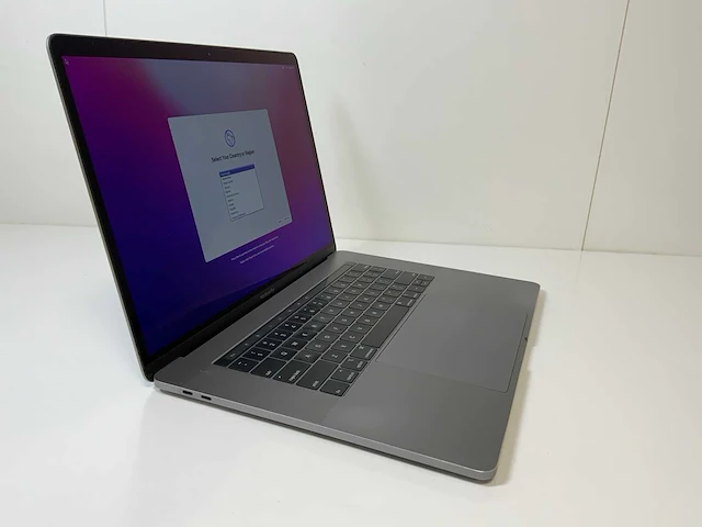 Apple macbook pro 15,4", hexacore i9, 16 gb ram, 1 tb ssd, amd radeon pro 560 x 4 gb laptop - afbeelding 3 van  8