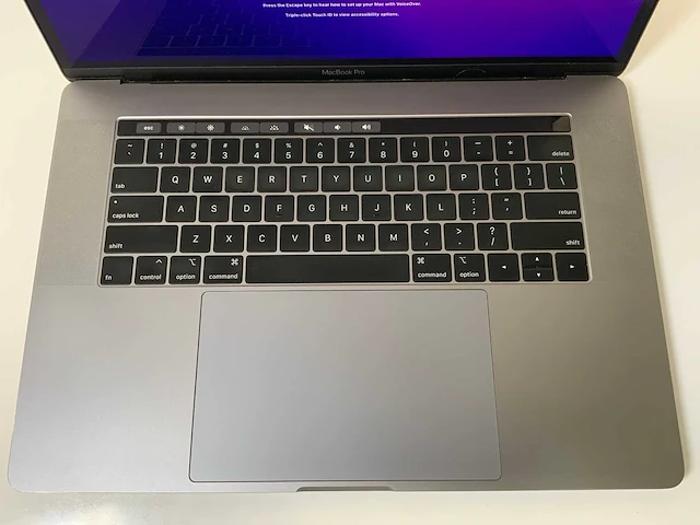 Apple macbook pro 15,4", hexacore i9, 16 gb ram, 1 tb ssd, amd radeon pro 560 x 4 gb laptop - afbeelding 4 van  8
