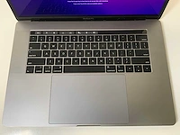 Apple macbook pro 15,4", hexacore i9, 16 gb ram, 1 tb ssd, amd radeon pro 560 x 4 gb laptop - afbeelding 4 van  8