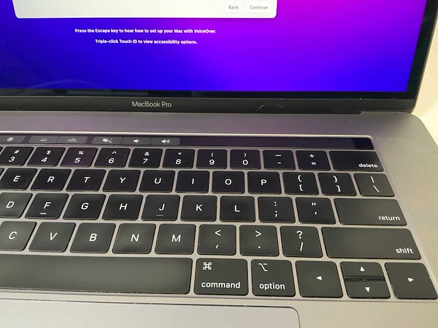 Apple macbook pro 15,4", hexacore i9, 16 gb ram, 1 tb ssd, amd radeon pro 560 x 4 gb laptop - afbeelding 5 van  8