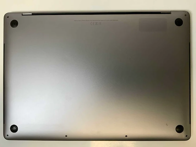 Apple macbook pro 15,4", hexacore i9, 16 gb ram, 1 tb ssd, amd radeon pro 560 x 4 gb laptop - afbeelding 7 van  8