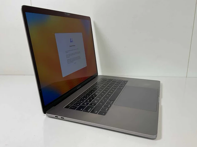 Apple macbook pro 15.4”, quadcore i7, 16 gb ram, 1 tb ssd, amd radeon pro 560 4 gb laptop - afbeelding 2 van  7