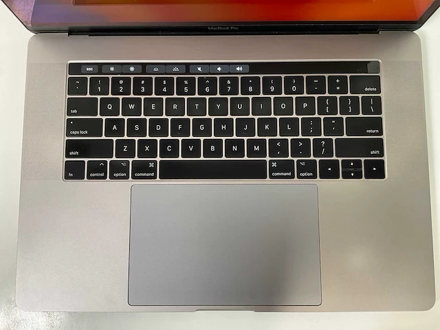 Apple macbook pro 15.4”, quadcore i7, 16 gb ram, 1 tb ssd, amd radeon pro 560 4 gb laptop - afbeelding 4 van  7