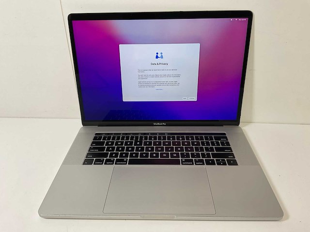 Apple macbook pro 15.4”, quadcore i7, 16 gb ram, 256 gb ssd, amd radeon pro 555 2 gb laptop - afbeelding 1 van  7