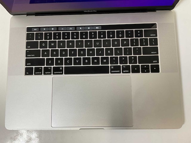Apple macbook pro 15.4”, quadcore i7, 16 gb ram, 256 gb ssd, amd radeon pro 555 2 gb laptop - afbeelding 4 van  7
