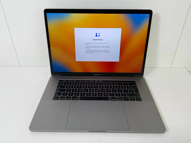 Apple macbook pro 15.4”, quadcore i7, 16 gb ram, 512 gb ssd, amd radeon pro 560 4gb laptop - afbeelding 1 van  8