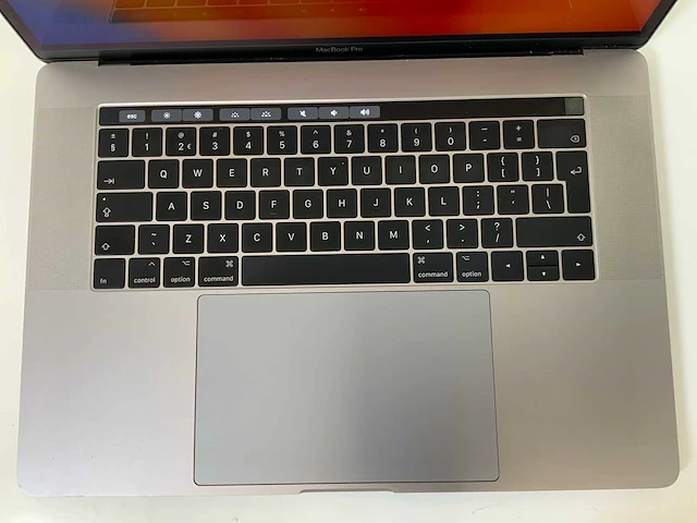 Apple macbook pro 15.4”, quadcore i7, 16 gb ram, 512 gb ssd, amd radeon pro 560 4gb laptop - afbeelding 4 van  8