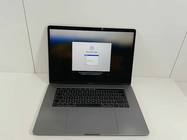 Apple macbook pro 15.4", xexa core(tm) i7, 32 gb ram, 251 gb ssd, amd radeon pro 555x 4 gb laptop - afbeelding 1 van  7