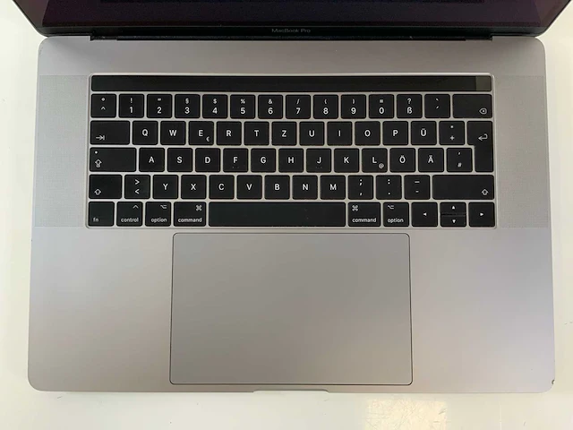 Apple macbook pro 15.5", core(tm) i7 7th gen, 16 gb ram, 500 gb nvme, amd radeon rx pro 560x 4 gb laptop - afbeelding 4 van  7
