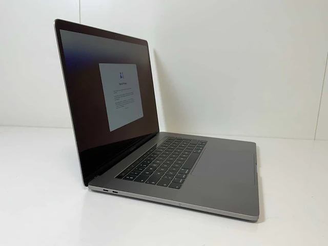 Apple macbook pro 15.5”, hexcore i7, 16 gb ram, 512 gb ssd, amd radeon pro 555x 4gb laptop - afbeelding 2 van  7