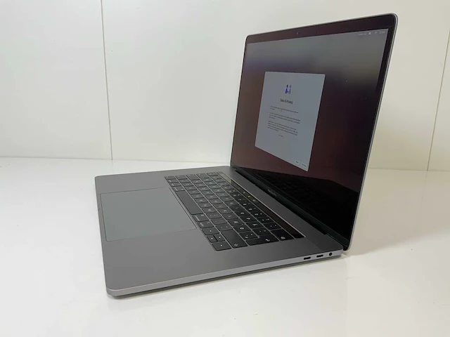 Apple macbook pro 15.5”, hexcore i7, 16 gb ram, 512 gb ssd, amd radeon pro 555x 4gb laptop - afbeelding 3 van  7