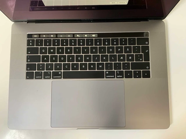 Apple macbook pro 15.5”, hexcore i7, 16 gb ram, 512 gb ssd, amd radeon pro 555x 4gb laptop - afbeelding 4 van  7