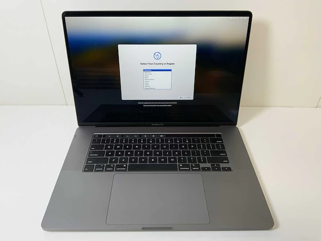 Apple macbook pro 16", core(tm) i7 9e generatie, 16 gb ram, 500 gb nvme, amd radeon pro 5500m 4 gb laptop - afbeelding 1 van  6