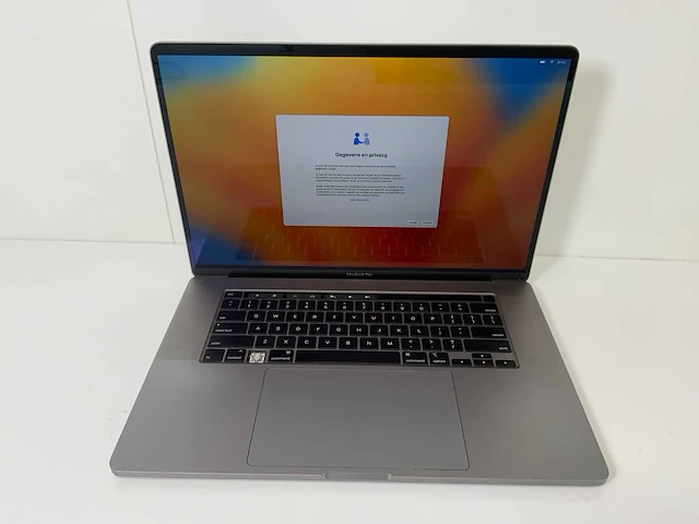Apple macbook pro 16”, coretm) i7 9th gen, 16 gb ram, 500 gb nvme, amd radeon rx pro 5500m 4 gb laptop - afbeelding 1 van  8