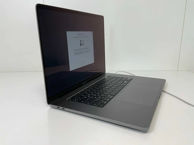 Apple macbook pro 16”, core(tm) i7 9th gen, 16 gb ram, 500 gb nvme, amd radeon rx pro 5500m 4gb laptop - afbeelding 2 van  7