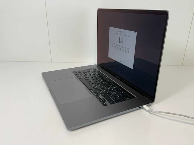 Apple macbook pro 16”, core(tm) i7 9th gen, 16 gb ram, 500 gb nvme, amd radeon rx pro 5500m 4gb laptop - afbeelding 3 van  7