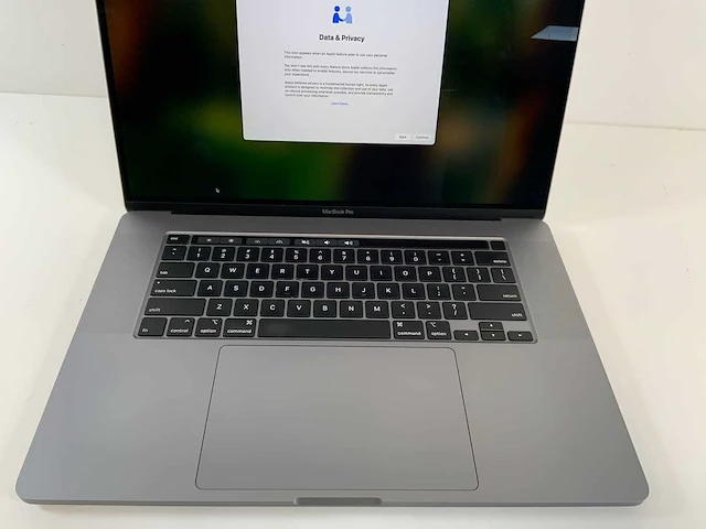 Apple macbook pro 16", core(tm) i7 9th gen, 16 gb ram, 512 gb ssd laptop - afbeelding 4 van  7