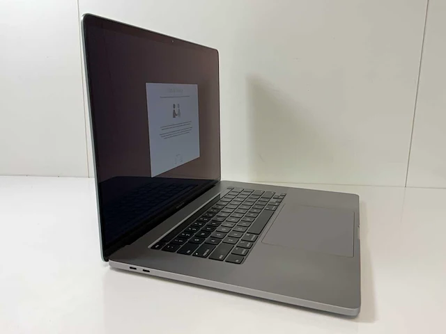 Apple macbook pro 16”, core(tm) i7 9th gen, 32 gb ram, 500 gb nvme, amd radeon pro 5500m 4 gb laptop - afbeelding 2 van  7
