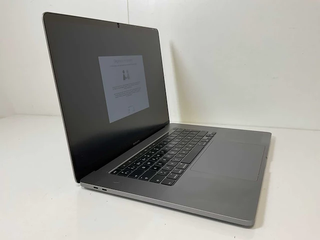 Apple macbook pro 16”, core(tm) i7 9th gen, 32 gb ram, 500 gb nvme, amd radeon rx pro 5500m 4 gb laptop - afbeelding 2 van  7