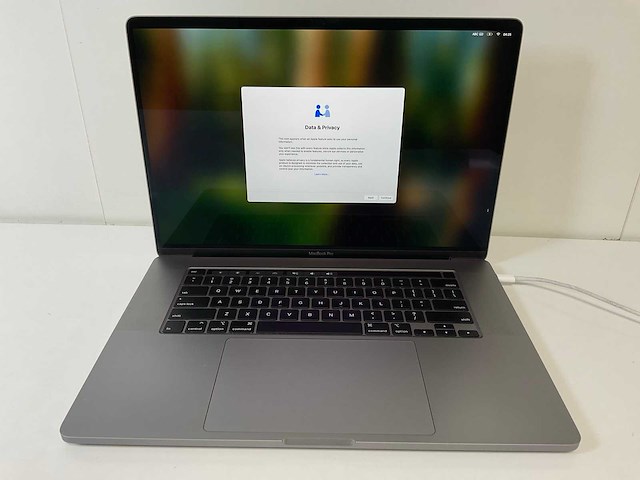 Apple macbook pro 16”, core(tm) i7 9th gen, 32 gb ram, 512 gb nvme, amd radeon pro 5300m 4 gb laptop - afbeelding 1 van  7