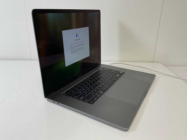 Apple macbook pro 16”, core(tm) i7 9th gen, 32 gb ram, 512 gb nvme, amd radeon pro 5300m 4 gb laptop - afbeelding 2 van  7