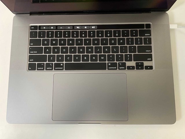 Apple macbook pro 16”, core(tm) i7 9th gen, 32 gb ram, 512 gb nvme, amd radeon pro 5300m 4 gb laptop - afbeelding 4 van  7