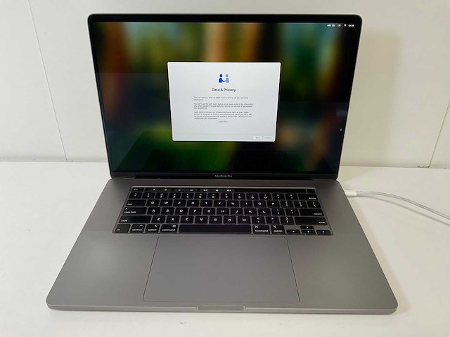Apple macbook pro 16”, core(tm) i7 9th gen, 32 gb ram, 512 gb nvme, amd radeon pro 5300m 4 gb laptop - afbeelding 1 van  7