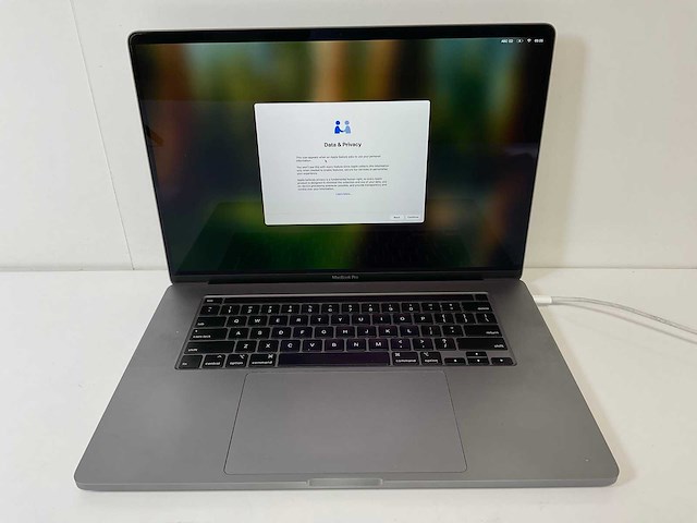 Apple macbook pro 16”, core(tm) i7 9th gen, 32 gb ram, 512 gb nvme, amd radeon pro 5300m 4 gb laptop - afbeelding 1 van  7