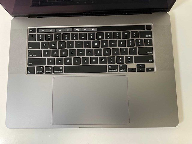 Apple macbook pro 16”, core(tm) i7 9th gen, 32 gb ram, 512 gb nvme, amd radeon pro 5300m 4 gb laptop - afbeelding 4 van  7