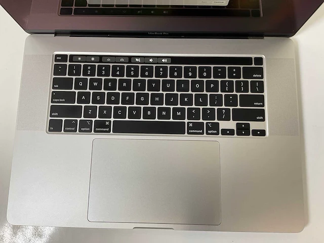 Apple macbook pro 16”, hexacore i7, 32 gb ram, 512 gb ssd, amd radeon pro 5300m 4 gb laptop - afbeelding 4 van  7