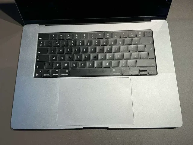 Apple macbook pro 16 inch (a2485) laptop - afbeelding 2 van  7
