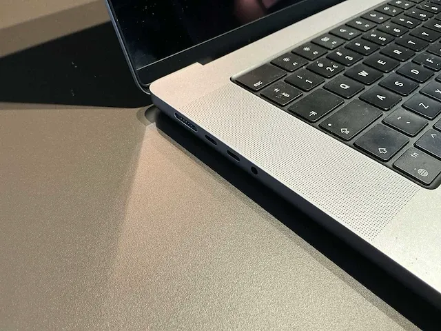 Apple macbook pro 16 inch (a2485) laptop - afbeelding 4 van  7