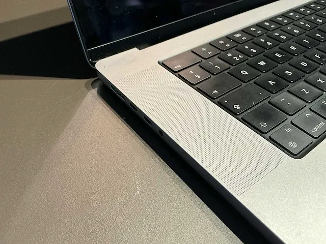 Apple macbook pro 16 inch (a2485) laptop - afbeelding 4 van  7