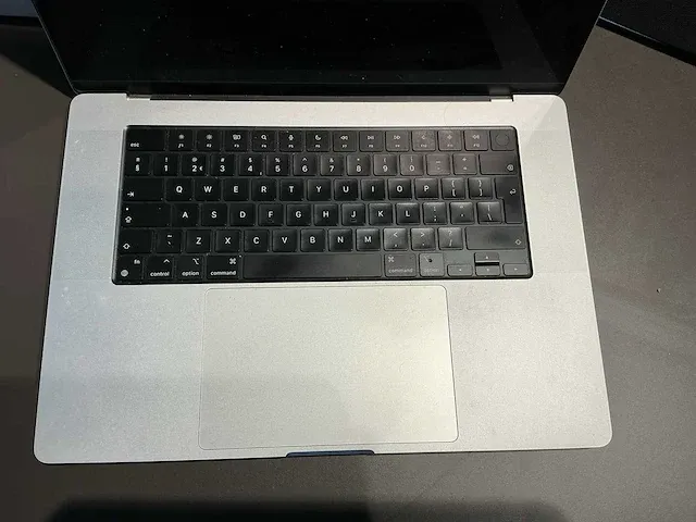Apple macbook pro 16 inch (a2780) laptop - afbeelding 2 van  8
