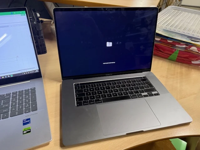 Apple macbook pro 2019 a2141. gewist, geen besturingssysteem aanwezig. geen lader - afbeelding 1 van  3