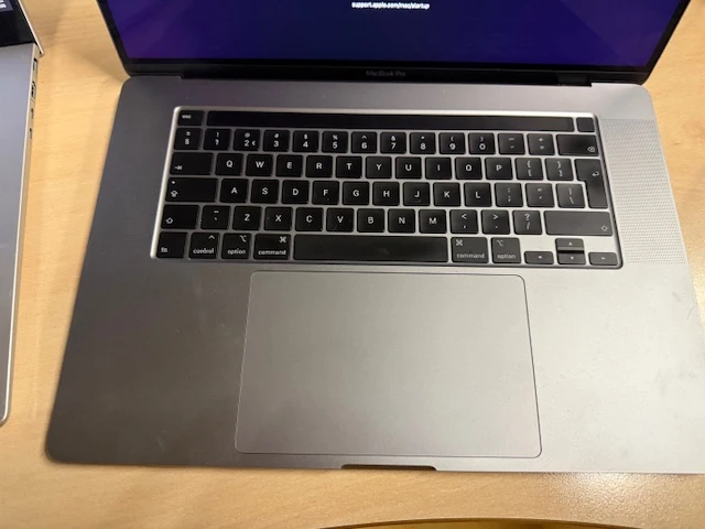 Apple macbook pro 2019 a2141. gewist, geen besturingssysteem aanwezig. geen lader - afbeelding 2 van  3