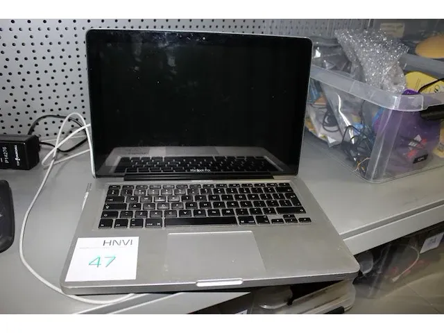 Apple macbook pro t.b.v. onderdelen. start niet goed op - afbeelding 1 van  2