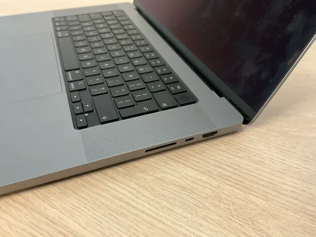 Apple macbookpro18,1 - afbeelding 3 van  8