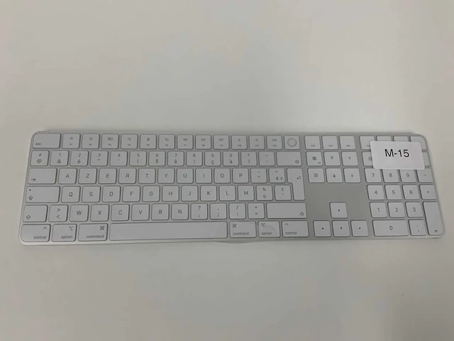 Apple magic keyboard with touch id and numeric keypad: wireless, bluetooth, rechargeable. works with mac computers with apple silicon; us english - white keys - afbeelding 1 van  2