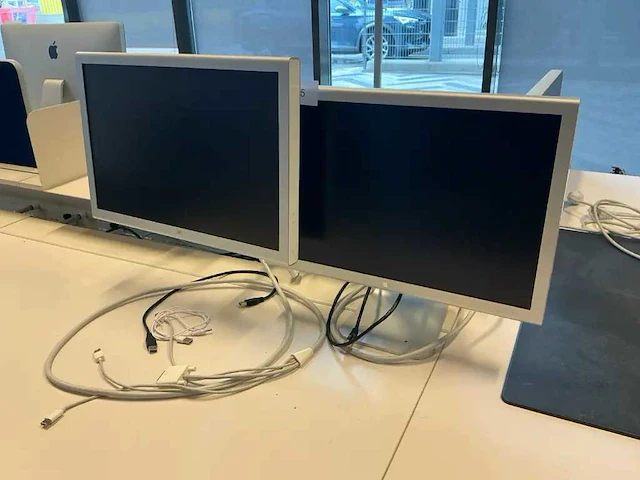 Apple monitor (2x) - afbeelding 1 van  5