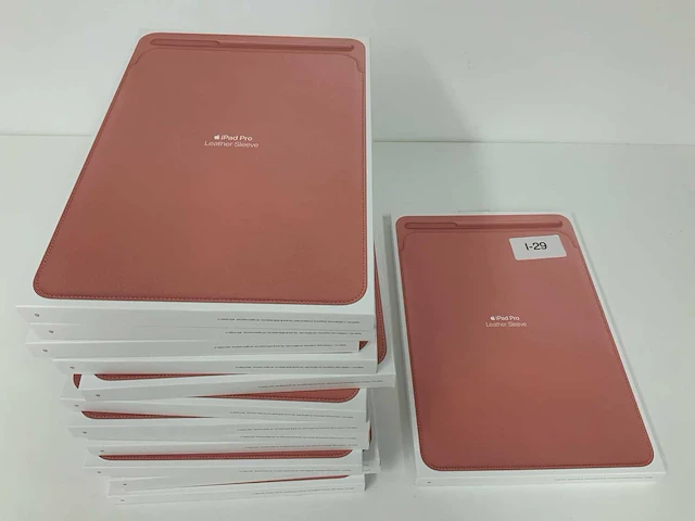 Apple mrfm2zm/a apple leather sleeve voor de apple ipad 9, 10.2 / ipad 8, 10.2 / ipad 7, 10.2 / air 3,/ pro 10.5 soft pink (x14) - afbeelding 1 van  2