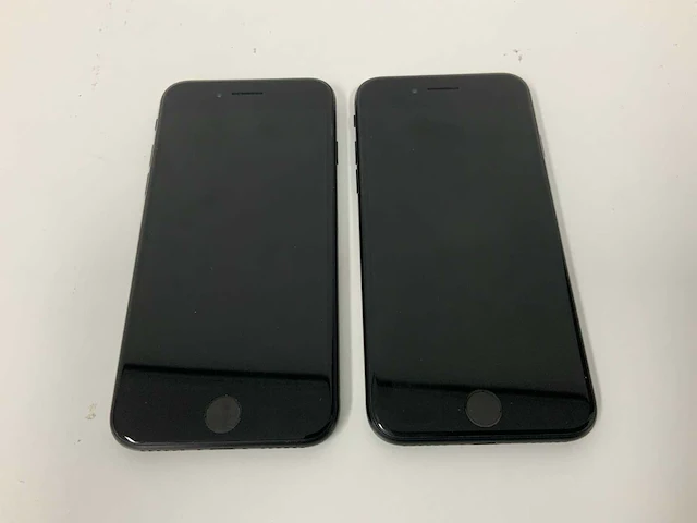 Apple phone se (2020): 64gb black - mx9r2zd/a (2x) - afbeelding 2 van  3