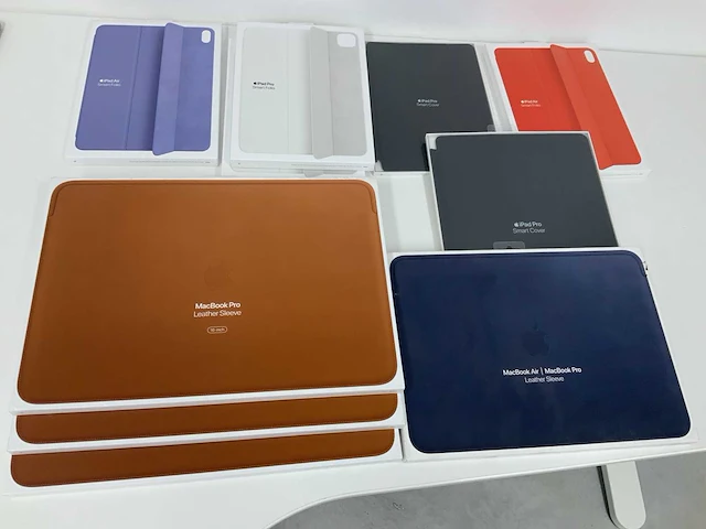 Apple smart folio voor de apple ipad air 11 inch (2025) m3 / (2024) m2 / air 5 (2022) / air 4 (2020) electric orange (10x) - afbeelding 1 van  2