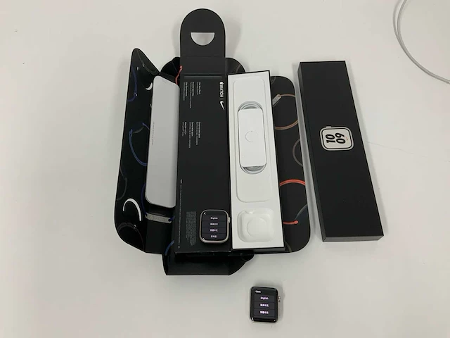 Apple watch 7 nike gps, 45 mm aluminium starlight with pure platinum/black sport band mkna3nf/a (2x) - afbeelding 1 van  5